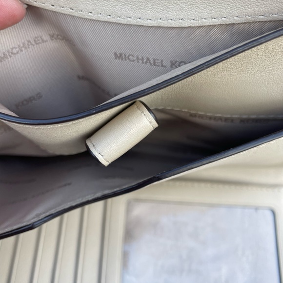 MICHAEL Michael Kors
Medium Carryall Tri-Fold Wallet - Picture 10 of 16